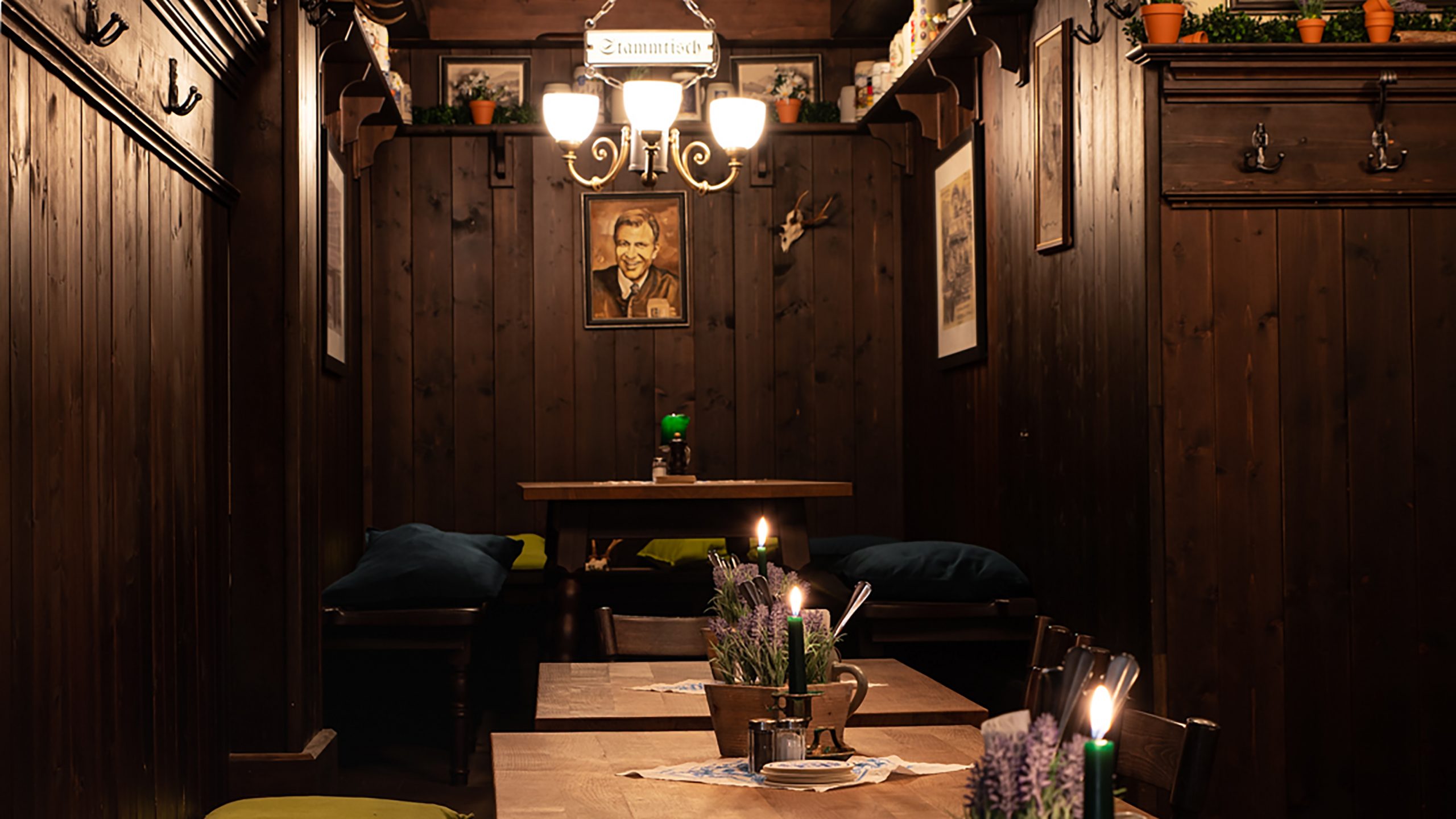 Restaurant mit gedeckten Tischen