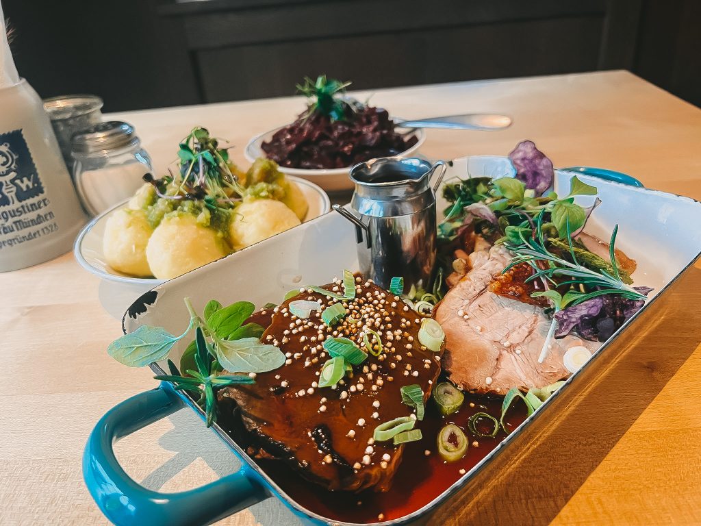 Braten mit Soße im Reindl mit Knödel und Blaukraut separat