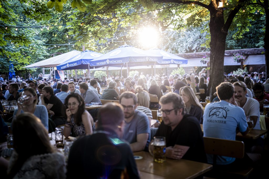 Hofbräukeller Biergarten mit Gästen