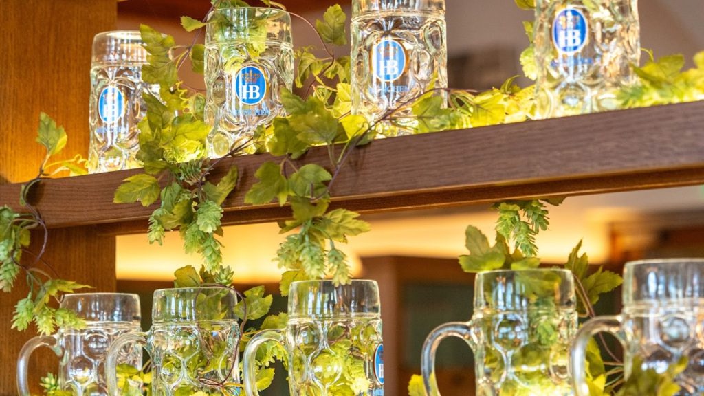 Regal mit Maßkrügen vom Hofbräu