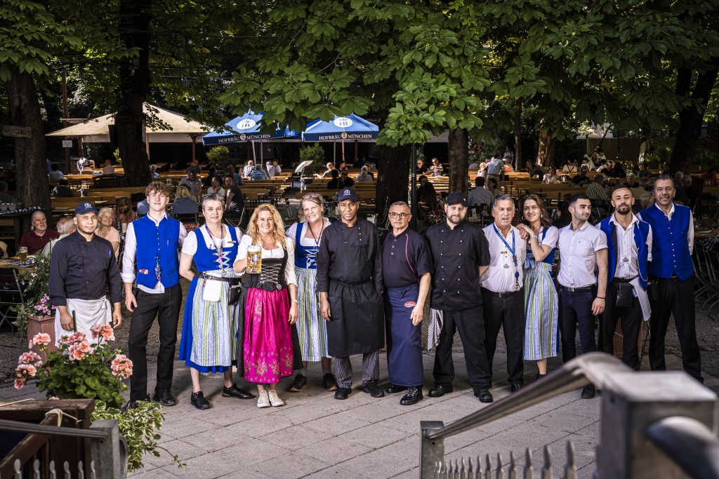 Hofbräukeller Teambild im Biergarten