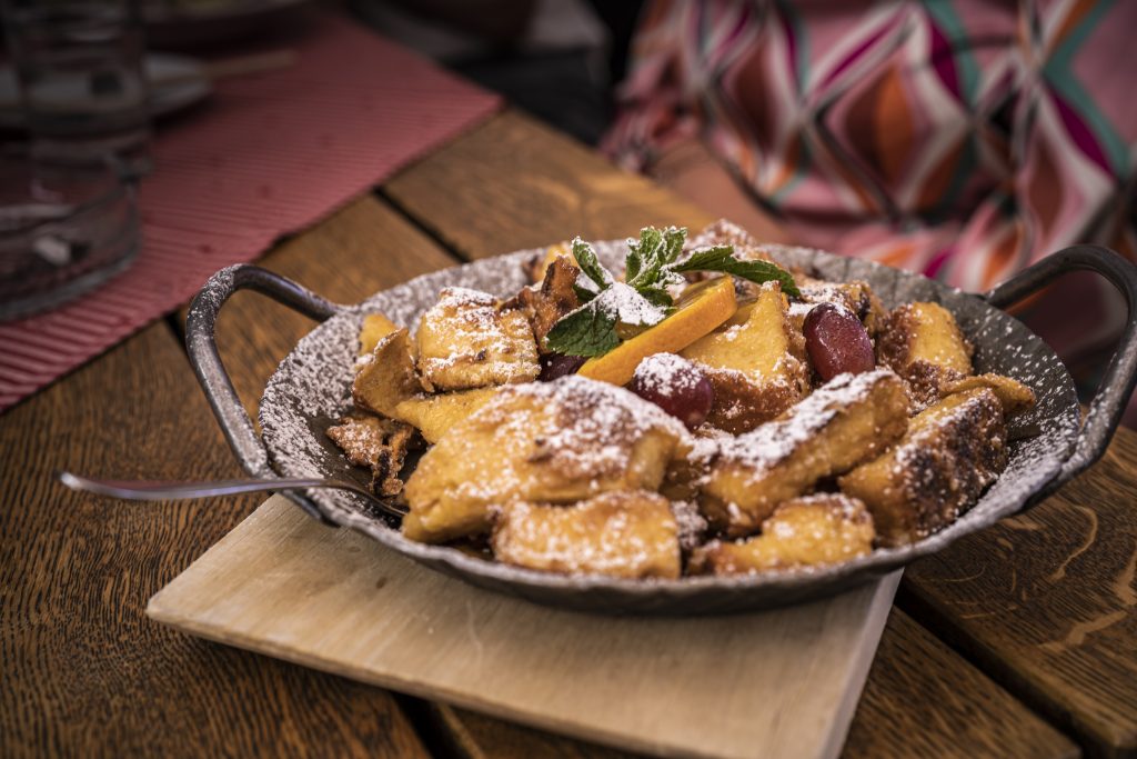 Kaiserschmarrn mit Puderzucker im Pfandl