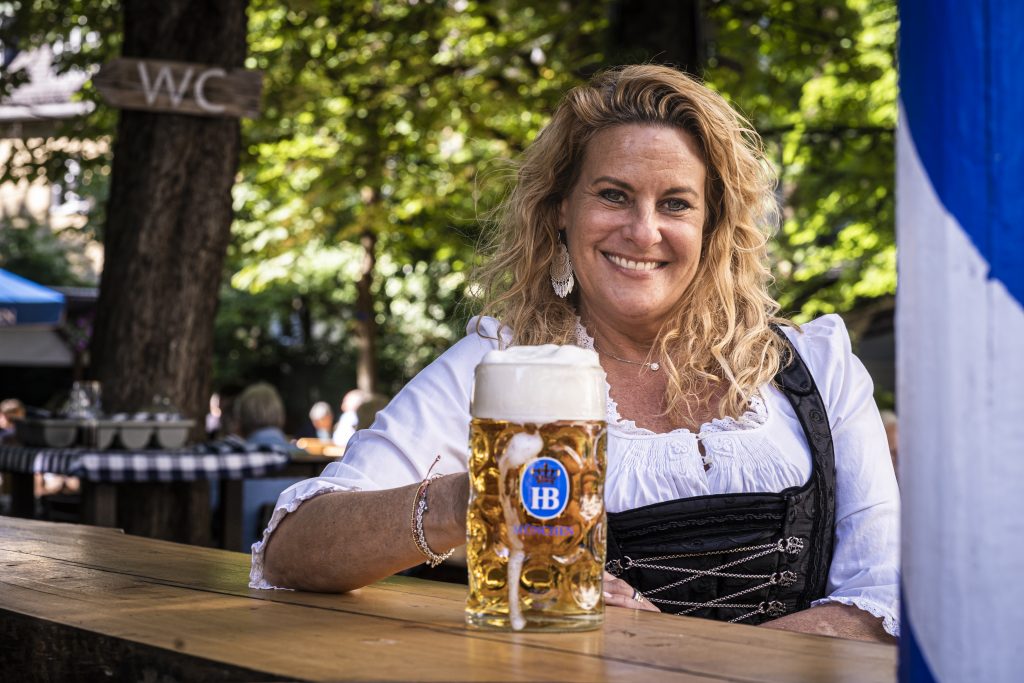 Wirtin Silja Steinberg mit Maß Bier