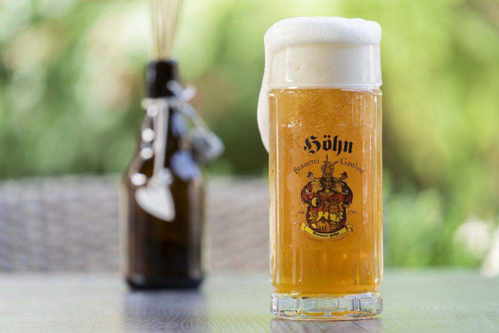 hausgebrautes Seidla Bier im Glaskrug mit Schaumkrone