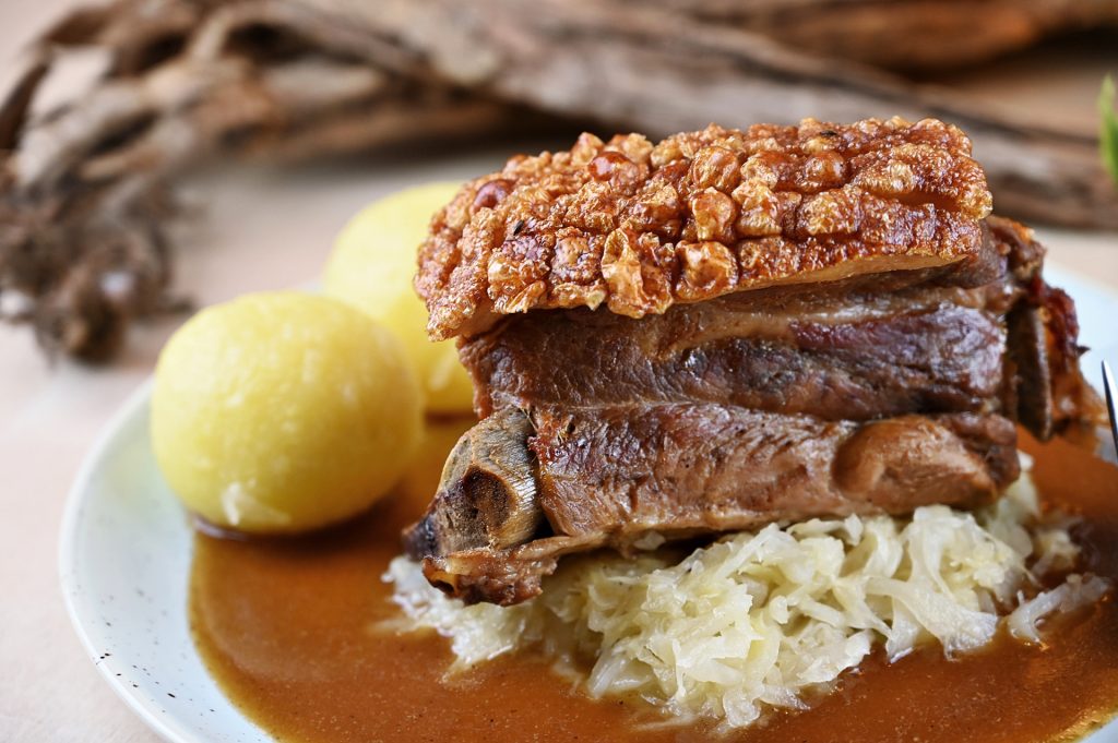 fränkisches Schäuferla auf Sauerkraut mit Kartoffelklößen und Görchlabiersoße