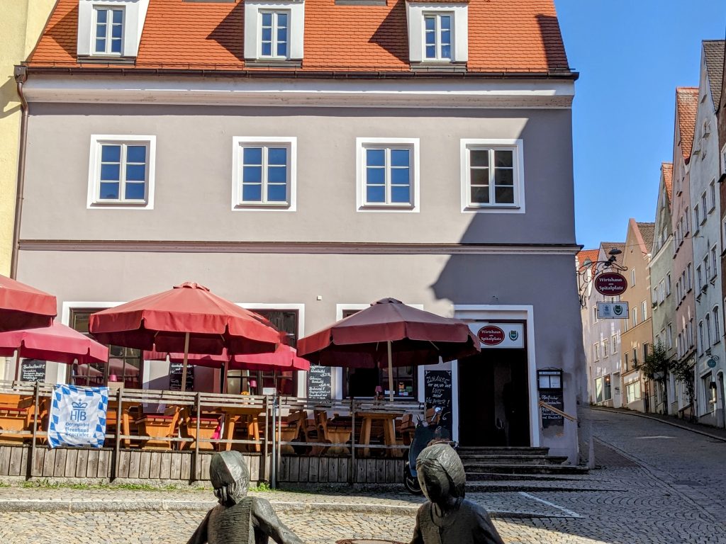 Wirtshaus am Spitalplatz Außenansicht mit Terrasse