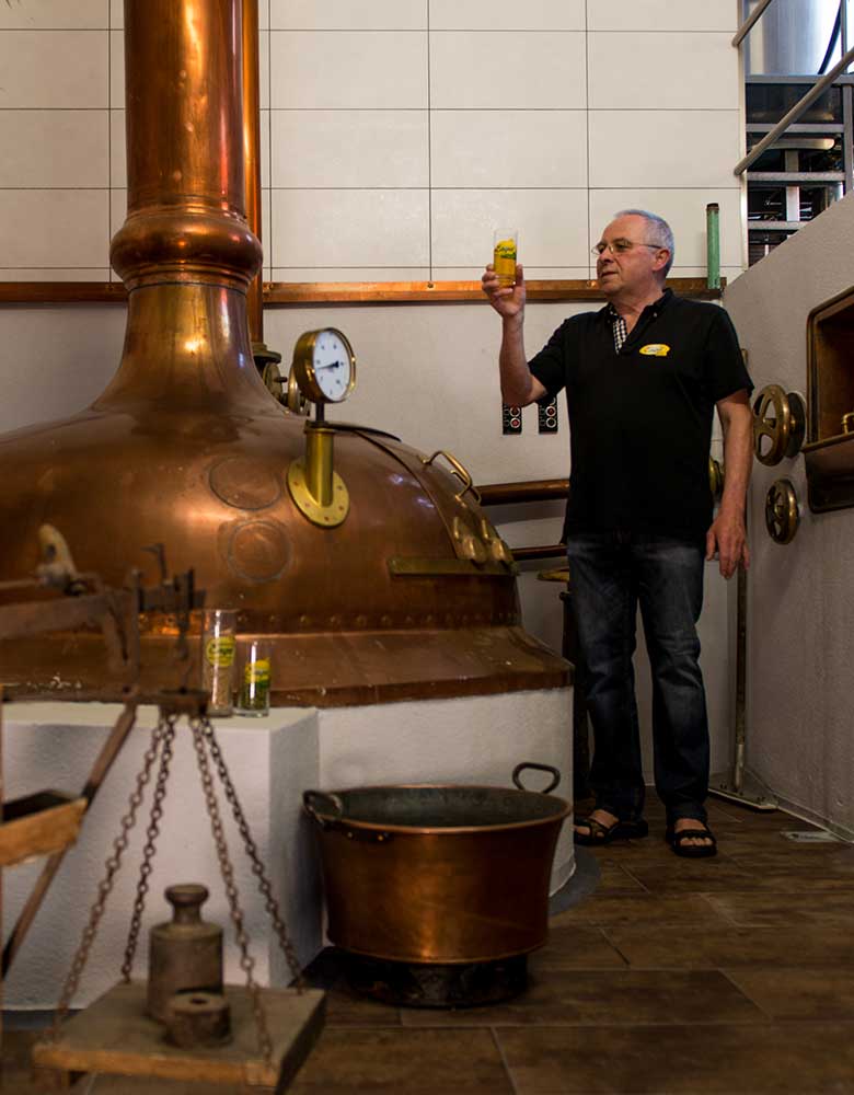 Brauerei Engel Braukessel mit Person rechts daneben