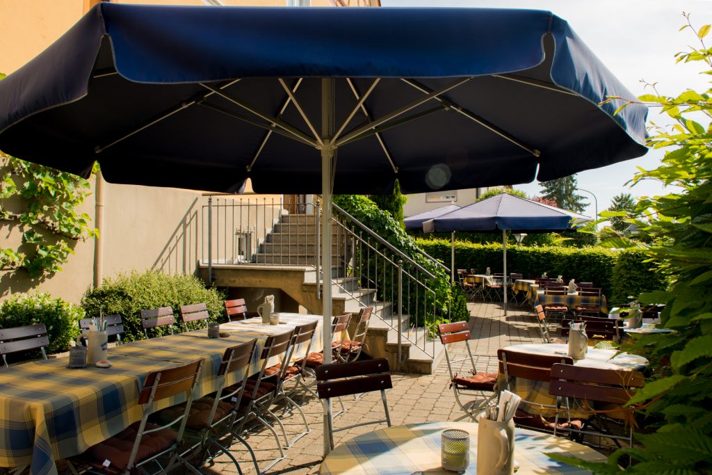 Brauerei Engel Biergarten mit Schirmen