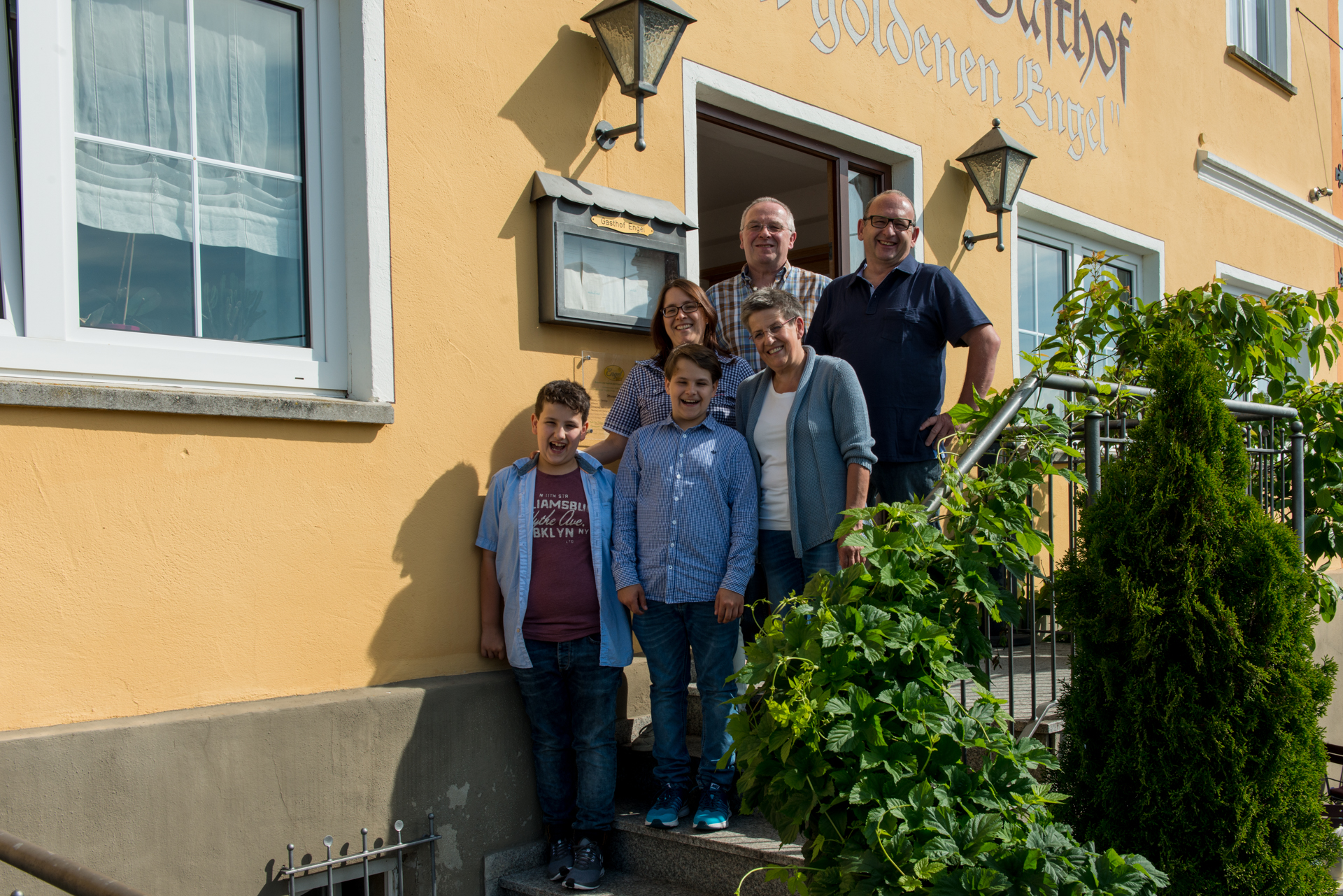 Brauerei Engel 6 Personen auf Treppe