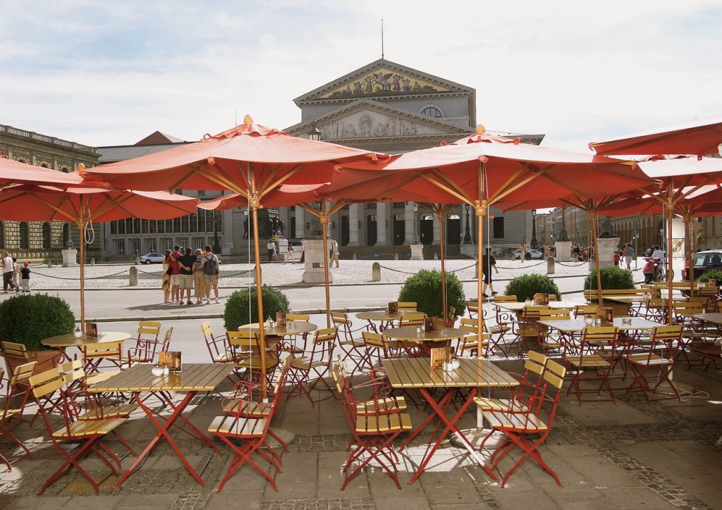 Spatenhaus Terrasse bestuhlt