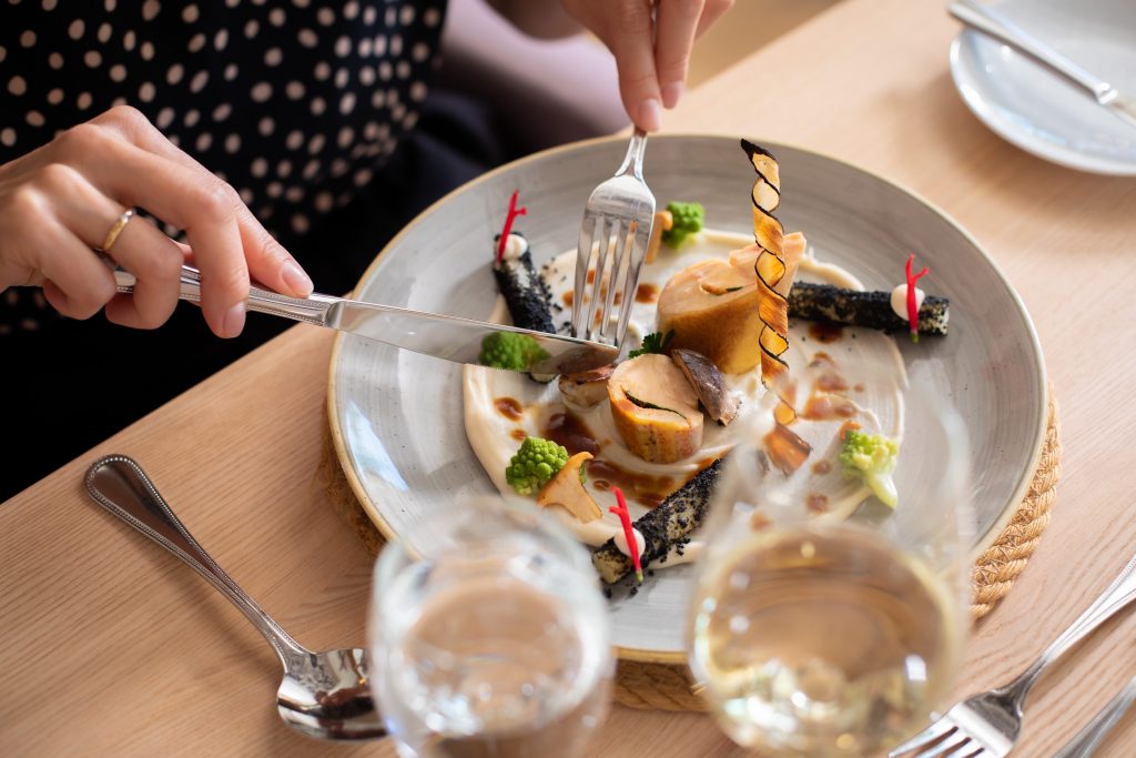 Gut Edermann Teller mit Fischgericht und Gläßern