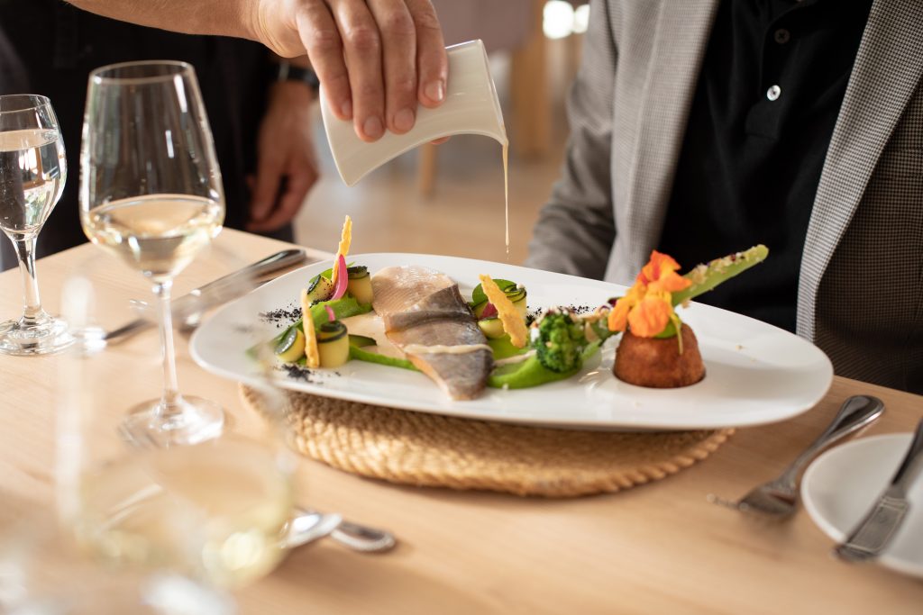 Gut Edermann Teller mit Fisch und Gläßern