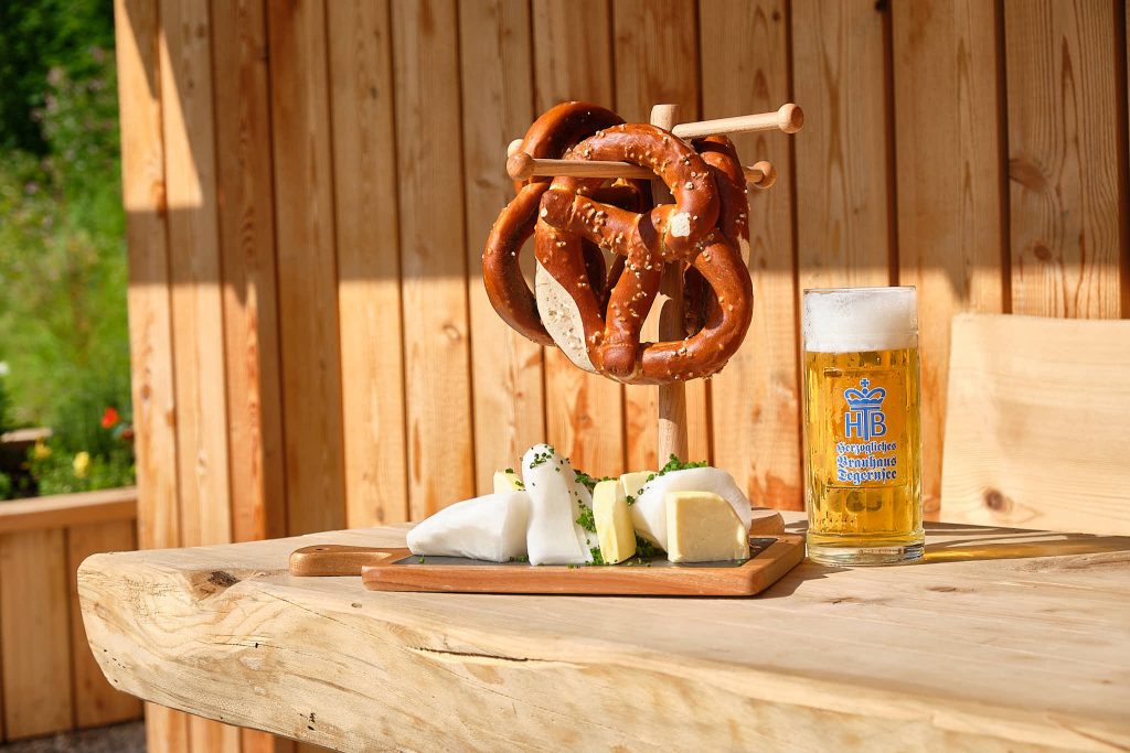 Gestell mit Brezen und rechts daneben Bier