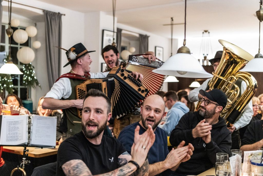 Nebenzimmer in der Brauereigaststätte zur alten Freyung mit Personen und Musikern