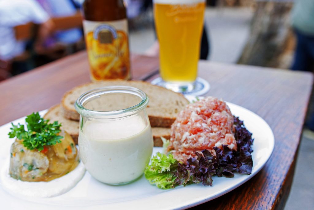 Dreierlei mit einem Bier im Hintergrund Brauereigaststätte zur alten Freyung