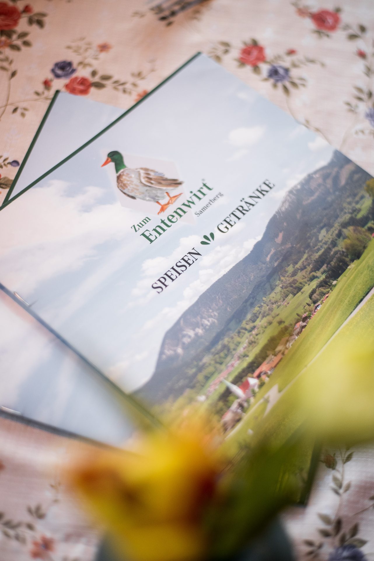 Speisekarte vom Entenwirt liegt auf einem Tisch