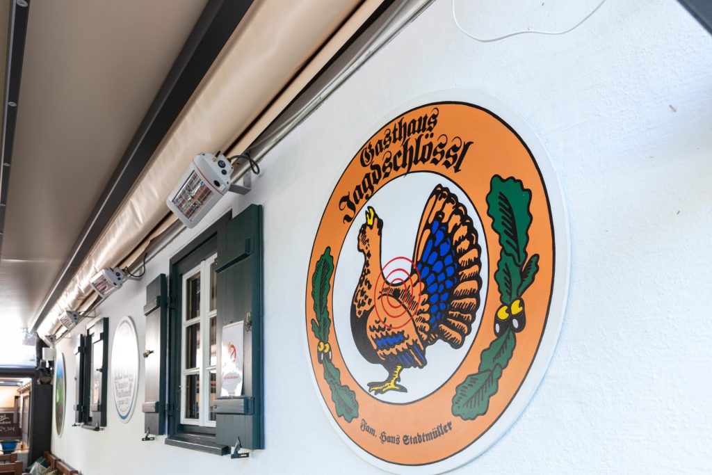 Jagdschlössl Außenwand mit Logo