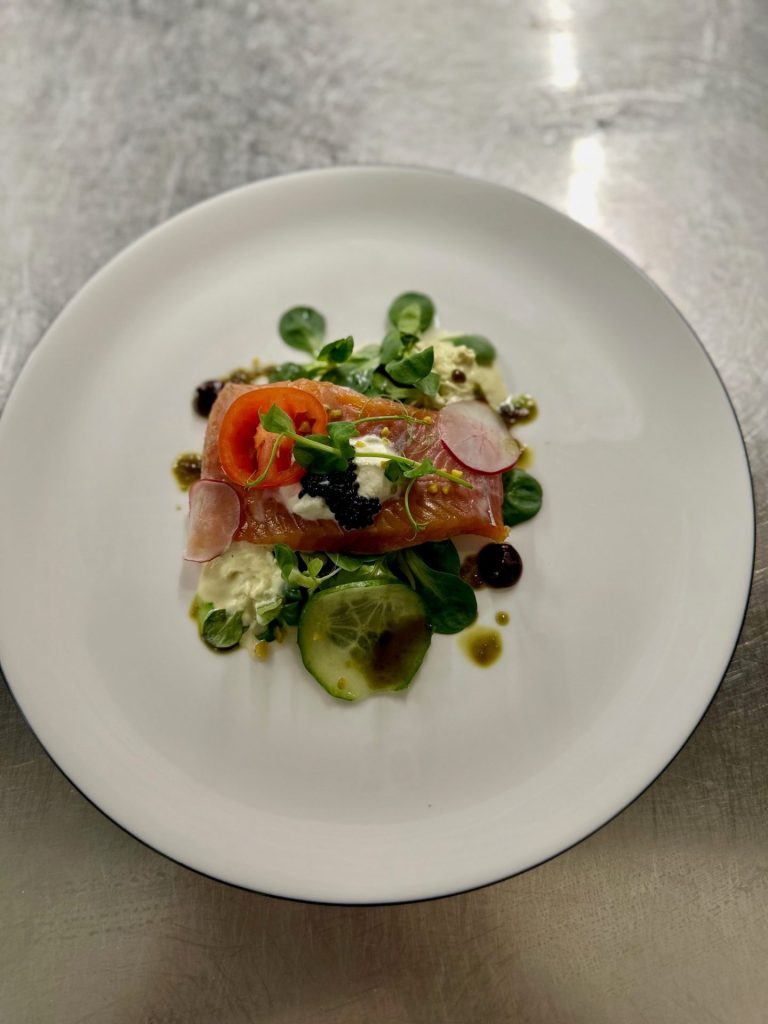 Fisch auf Gurkengemüse