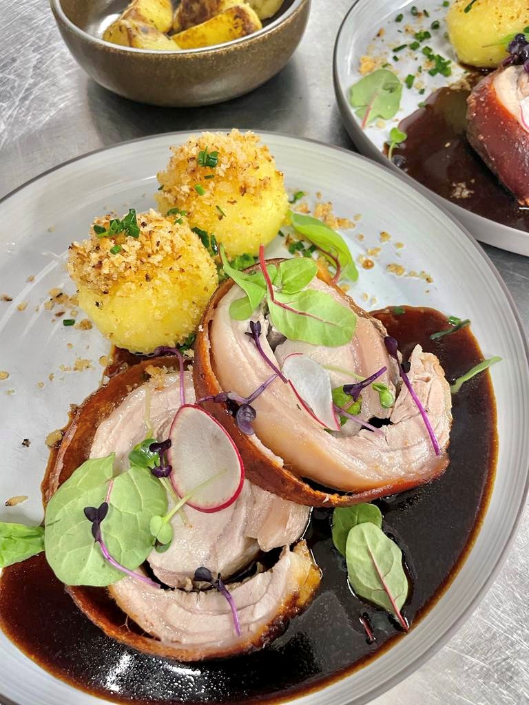 Rollbraten mit 2 Kartoffelnödeln und Soße