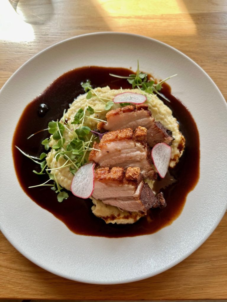 Wammerl auf Kartoffelbrei mit dunkler Soße