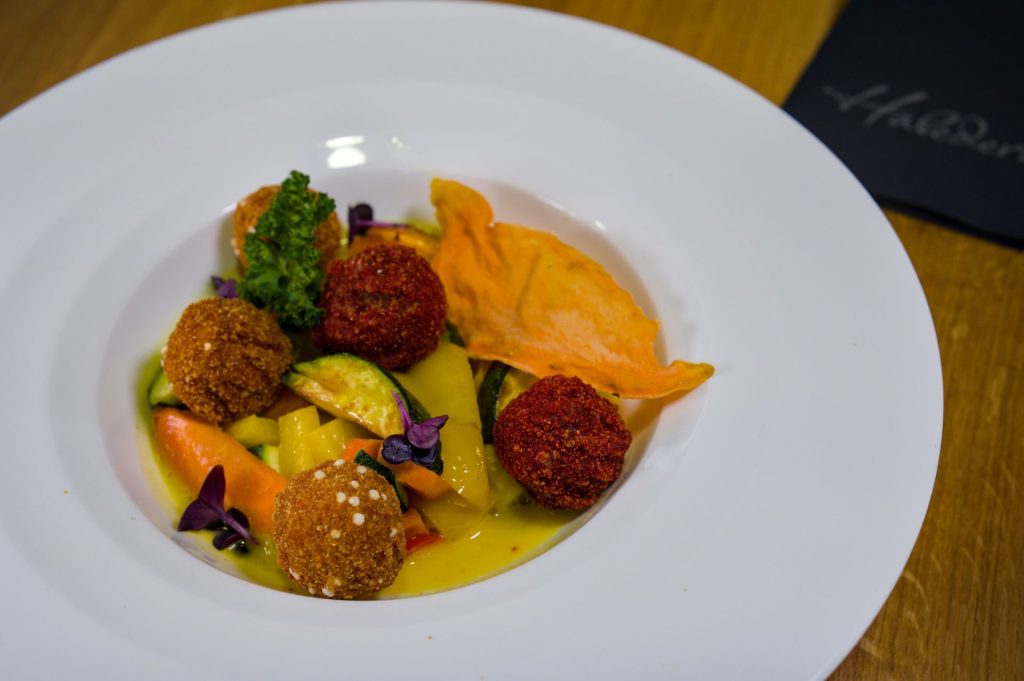 Falafeln auf Gemüse in einem weißen Teller