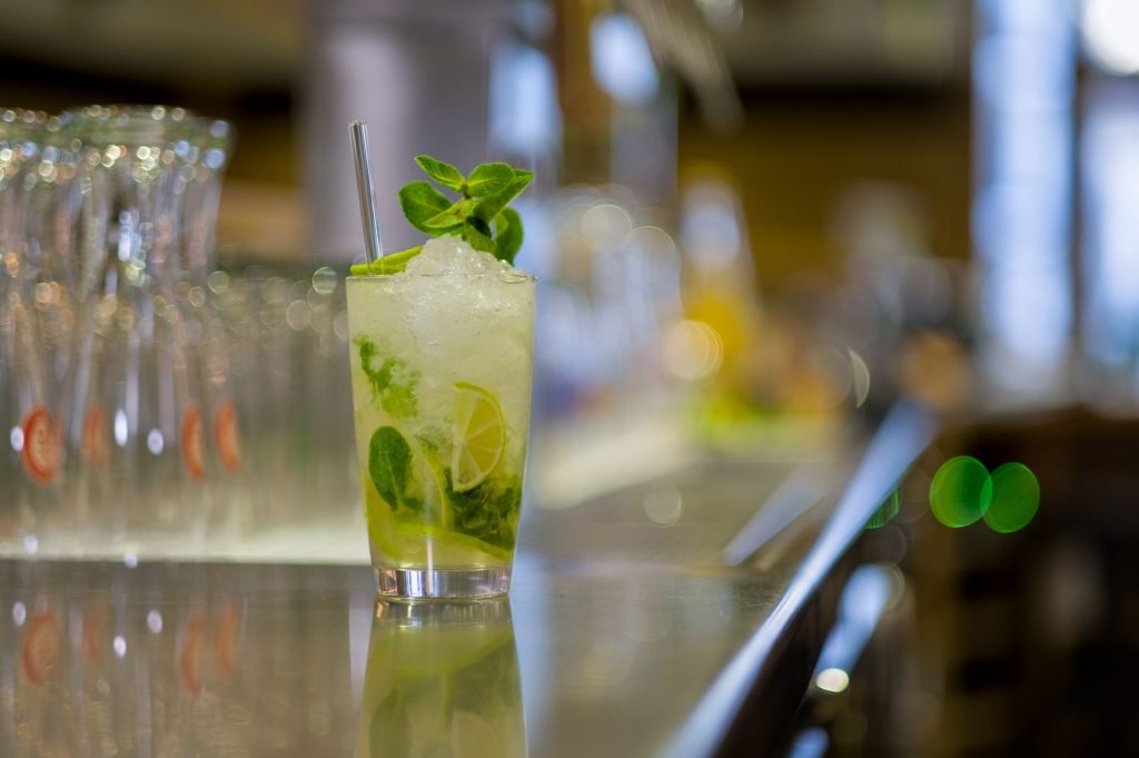 Gals mit Mojiot steht auf Edelstahltheke