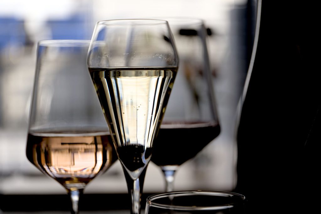 drei Weingläser mit Rot-, Weiß- und Rosewein