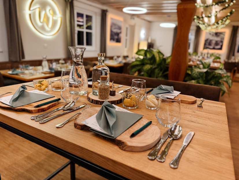 eingedeckter Holztisch im Restaurant